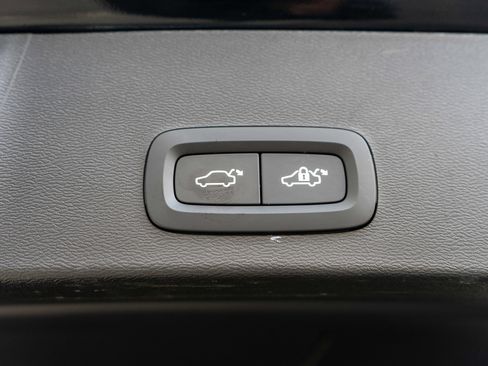 Used 2025 Volvo XC40 B5 Plus image 10