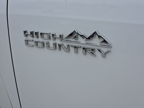 Used 2022 Chevrolet Traverse High Country w/ LPO, Floor Liner Package AWD/4WD image 5