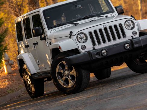 Used 2017 Jeep Wrangler Unlimited Sahara w/ Connectivity Group image 23