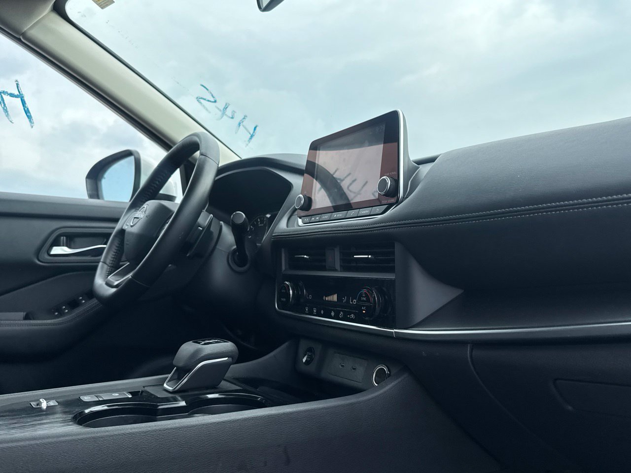 Certified 2025 Nissan Rogue SV FWD image 29