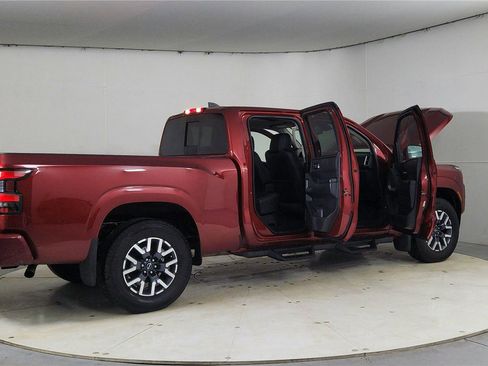 Used 2025 Nissan Frontier SL image 12