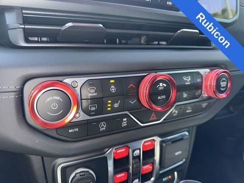 Used 2024 Jeep Gladiator Rubicon w/ Technology Group AWD/4WD image 11
