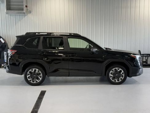 Used 2025 Subaru Forester Premium AWD/4WD image 2