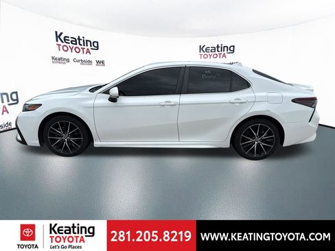 Used 2023 Toyota Camry SE image 4