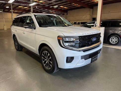 Used 2025 Ford Expedition Platinum AWD/4WD image 4