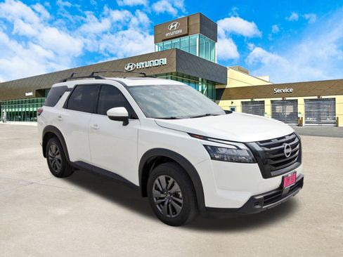 Used 2024 Nissan Pathfinder SV w/ SV Premium Package image 3