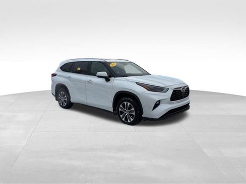 Certified 2023 Toyota Highlander XLE image 8