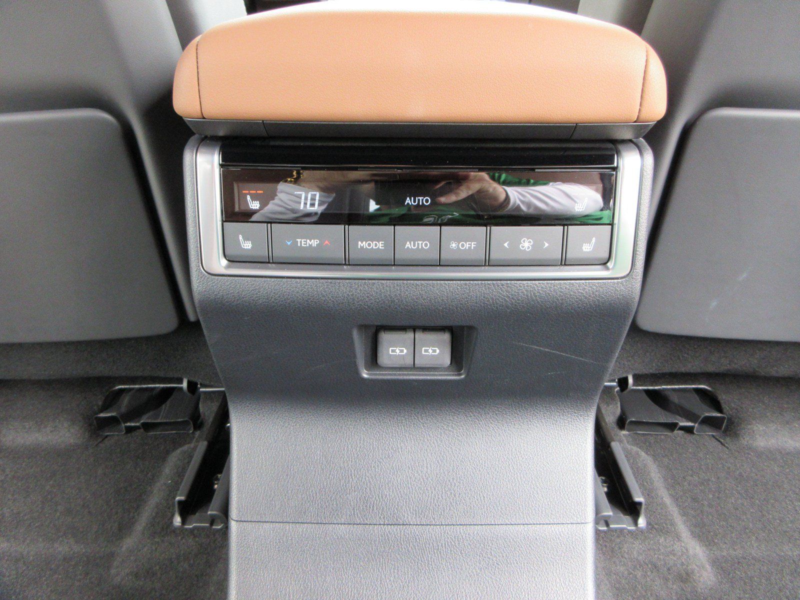 Used 2024 Lexus GX 550 w/ Accessory Package (31) AWD/4WD image 25