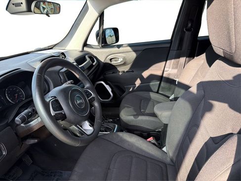 Used 2018 Jeep Renegade Latitude FWD image 10