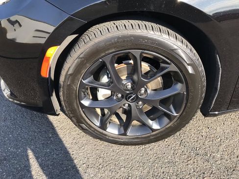 Used 2025 Chrysler Pacifica Limited FWD image 30