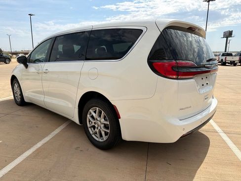 Used 2023 Chrysler Pacifica Touring FWD image 5