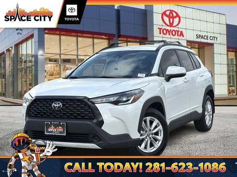 Used 2022 Toyota Corolla Cross LE image 1