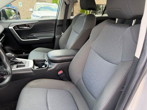 Used 2021 Toyota RAV4 XLE w/ Convenience Package FWD image 12