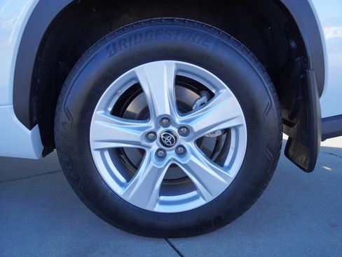 Certified 2023 Toyota Highlander LE image 12