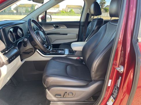 Used 2024 Kia Carnival LX image 28