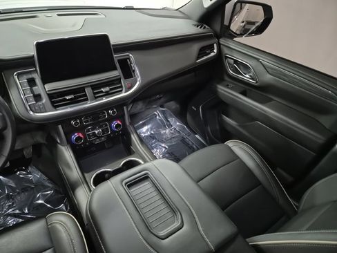 Used 2024 GMC Yukon SLT w/ SLT Luxury Package image 14