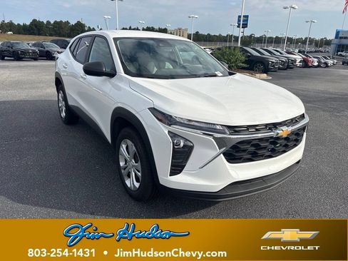 Used 2025 Chevrolet Trax LS FWD image 1