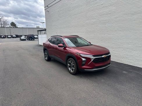 Used 2025 Chevrolet Trax LT image 1