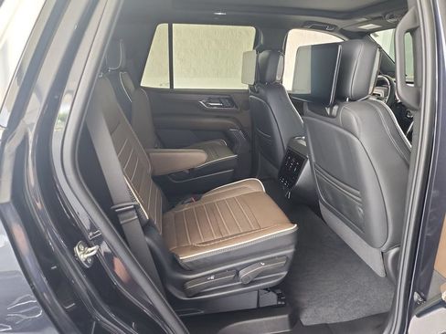 Certified 2025 GMC Yukon Denali Ultimate w/ LPO, Floor Liner Package AWD/4WD image 27