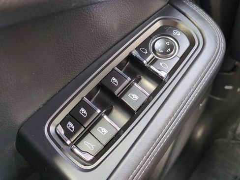 Used 2025 Porsche Macan AWD/4WD image 24