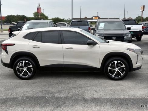 Used 2026 Chevrolet Trax RS w/ Sunroof Package FWD image 3
