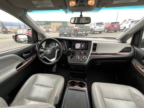 Used 2017 Toyota Sienna Limited image 44