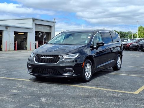 Used 2023 Chrysler Pacifica Touring-L FWD image 2