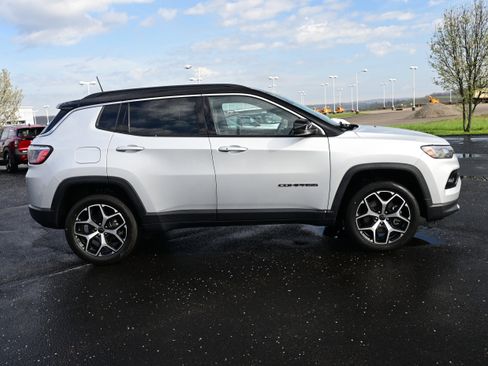 Used 2025 Jeep Compass Limited image 5