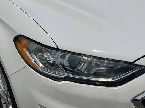 Used 2019 Ford Fusion SE FWD image 9