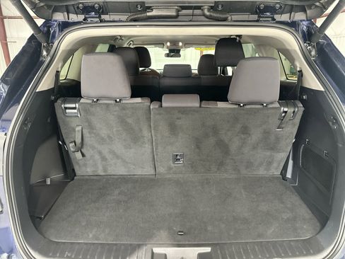Used 2025 Toyota Highlander LE FWD image 12
