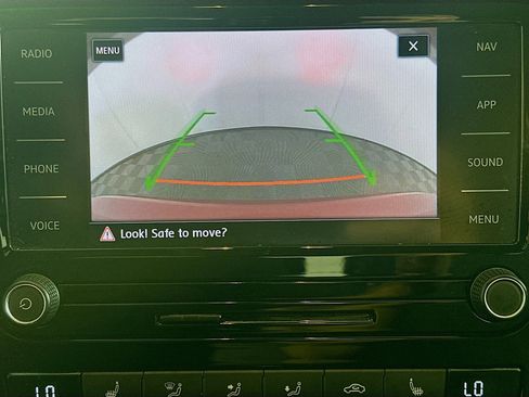 Used 2022 Volkswagen Passat 2.0T image 23