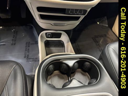 Used 2024 Chrysler Pacifica Touring-L image 14