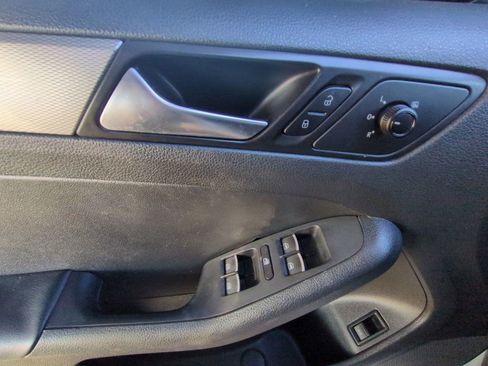 Used 2016 Volkswagen Jetta SE image 12