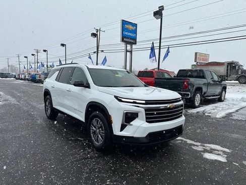 Used 2025 Chevrolet Traverse LT image 2