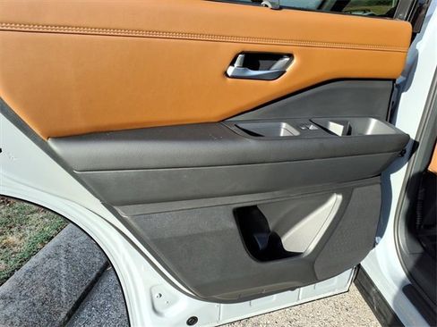 New 2025 Nissan Pathfinder Platinum image 9