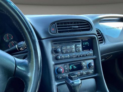 Used 2002 Chevrolet Corvette Coupe w/ Preferred Equipment Group2 RWD image 11
