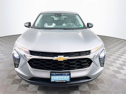 Certified 2025 Chevrolet Trax LS image 2