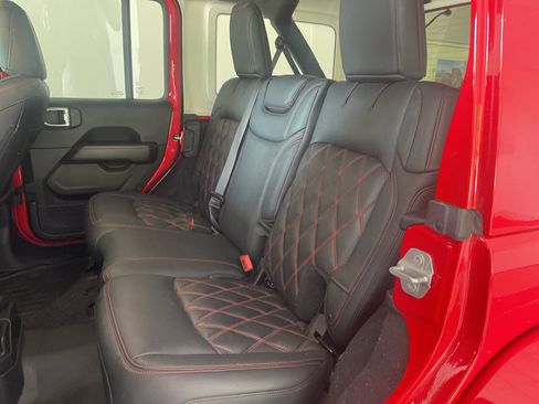 Used 2019 Jeep Wrangler Unlimited Sahara w/ Uconnect 4C Nav & Sound Group AWD/4WD image 12