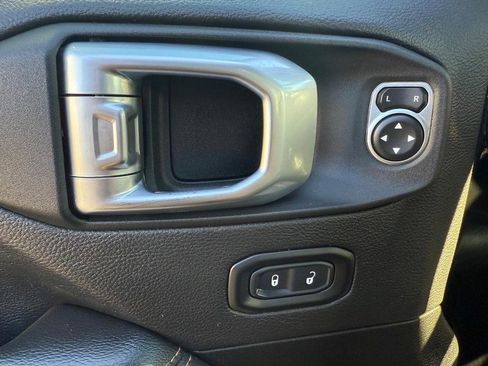 Used 2022 Jeep Wrangler Unlimited Sahara image 18