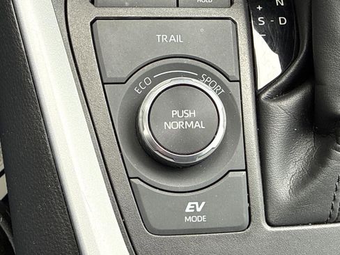 Used 2022 Toyota RAV4 XLE w/ Convenience Package AWD/4WD image 18