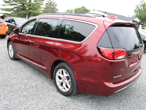 Used 2017 Chrysler Pacifica Touring-L w/ Tire & Wheel Group FWD image 9