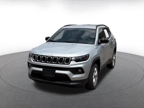 Used 2025 Jeep Compass Latitude AWD/4WD image 7