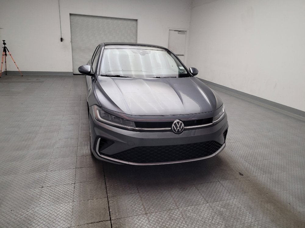 Used 2025 Volkswagen Jetta SE FWD image 14