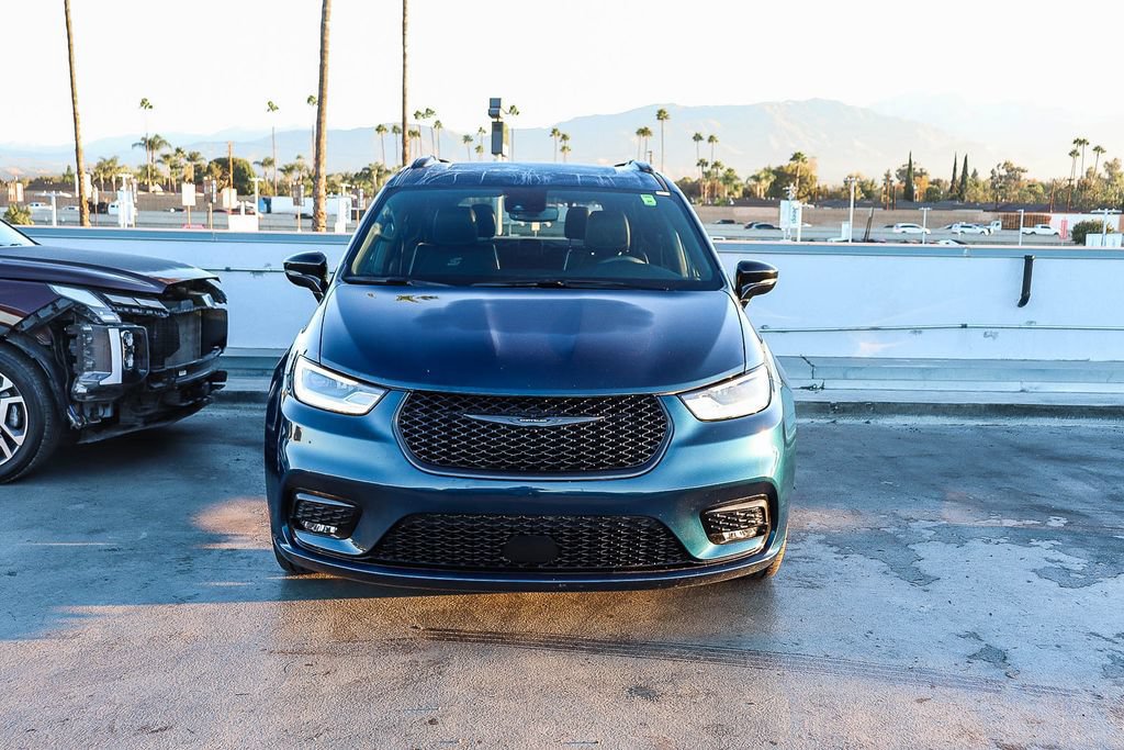 Used 2025 Chrysler Pacifica Limited FWD image 3