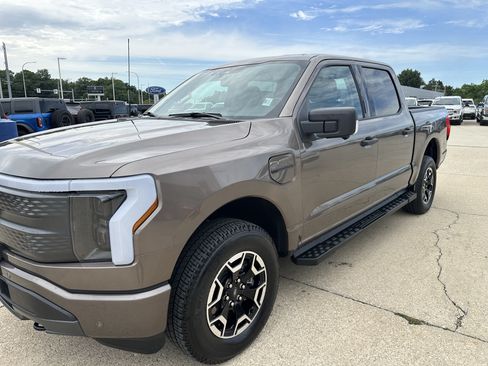 Used 2023 Ford F150 Lightning XLT AWD/4WD image 15