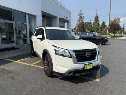 Used 2022 Nissan Pathfinder SV image 3