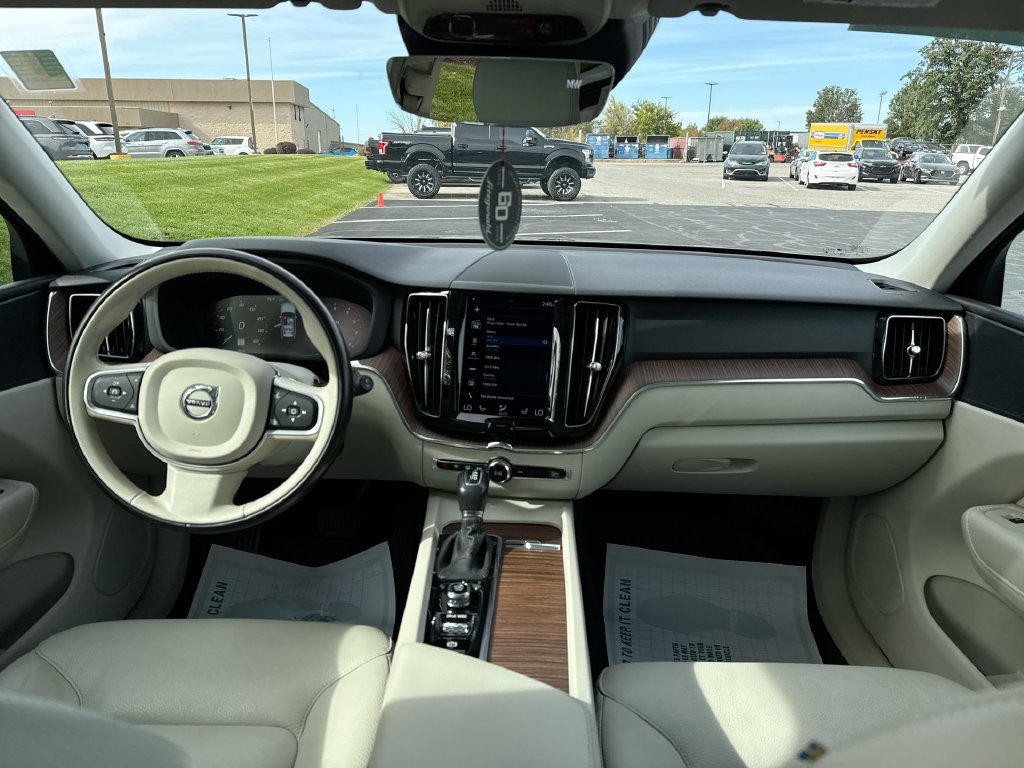 Used 2021 Volvo XC60 T5 Momentum w/ Premium Package AWD/4WD image 5