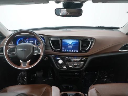 Used 2019 Chrysler Pacifica Limited image 18