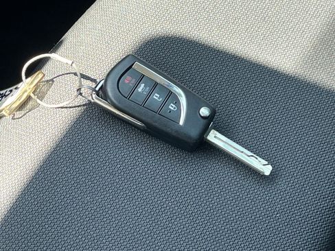 Used 2025 Toyota Corolla LE image 21