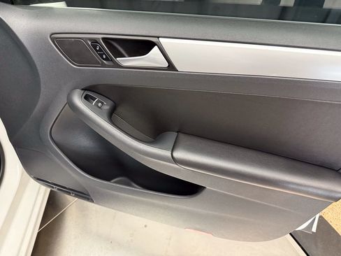 Used 2013 Volkswagen Jetta SE FWD image 23